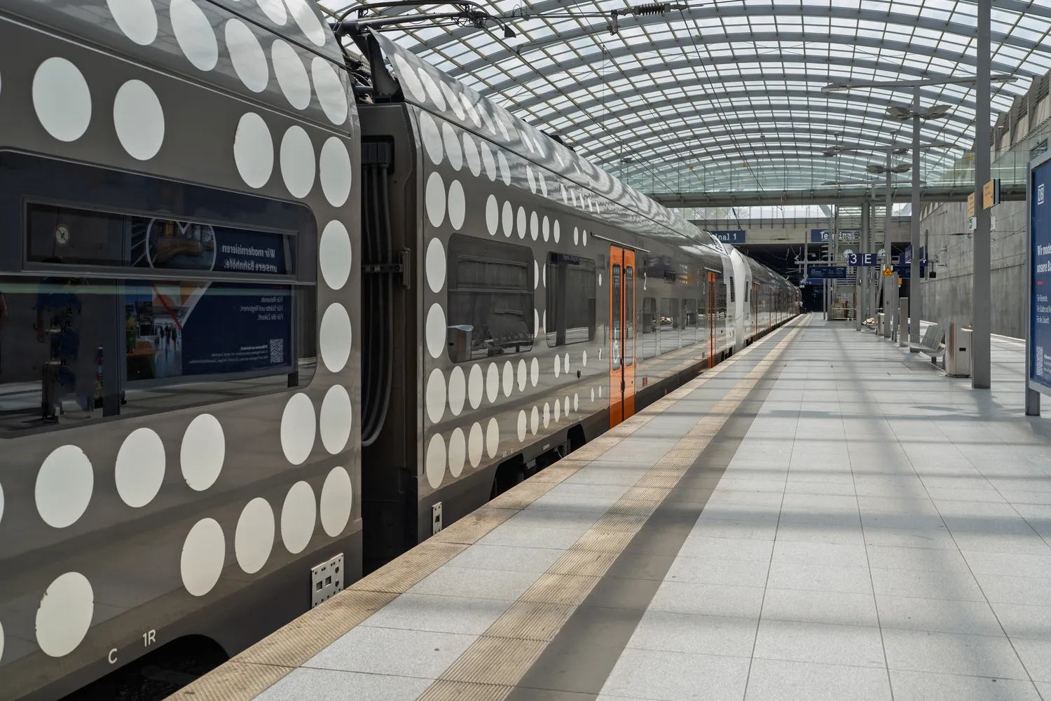 Pötschke Elektro - Elektrofachunternehmen - Moderner Bahnhof mit stilvollem Zug und leerem Bahnsteig. Flughafen Köln/Bald, Deutschland