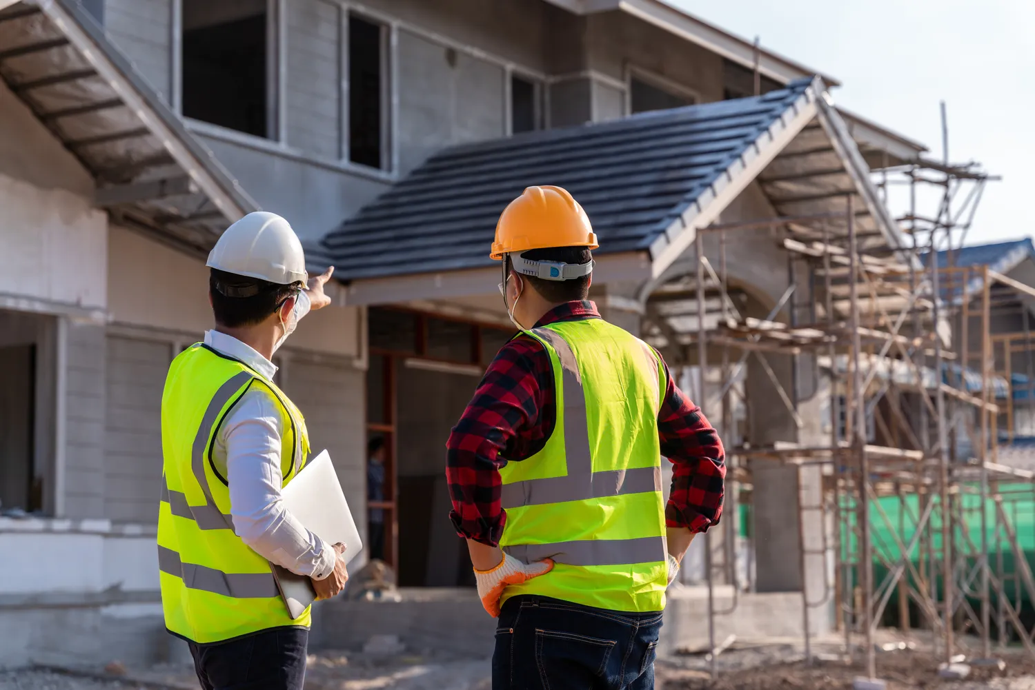 Pötschke Elektro - Elektrofachunternehmen - Der Ingenieur empfiehlt den Bauleitern auf der Baustelle den Hausbau. Hausbaukonzept.